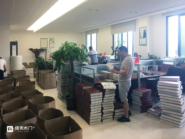 重庆佳禾木门:色卡打包中