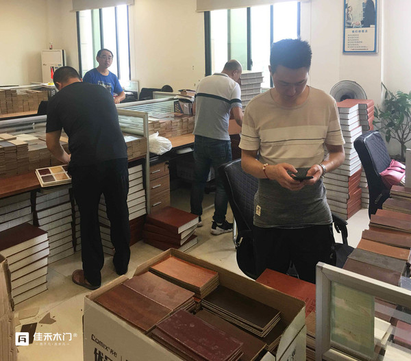 重庆佳禾木门:色卡检查核对